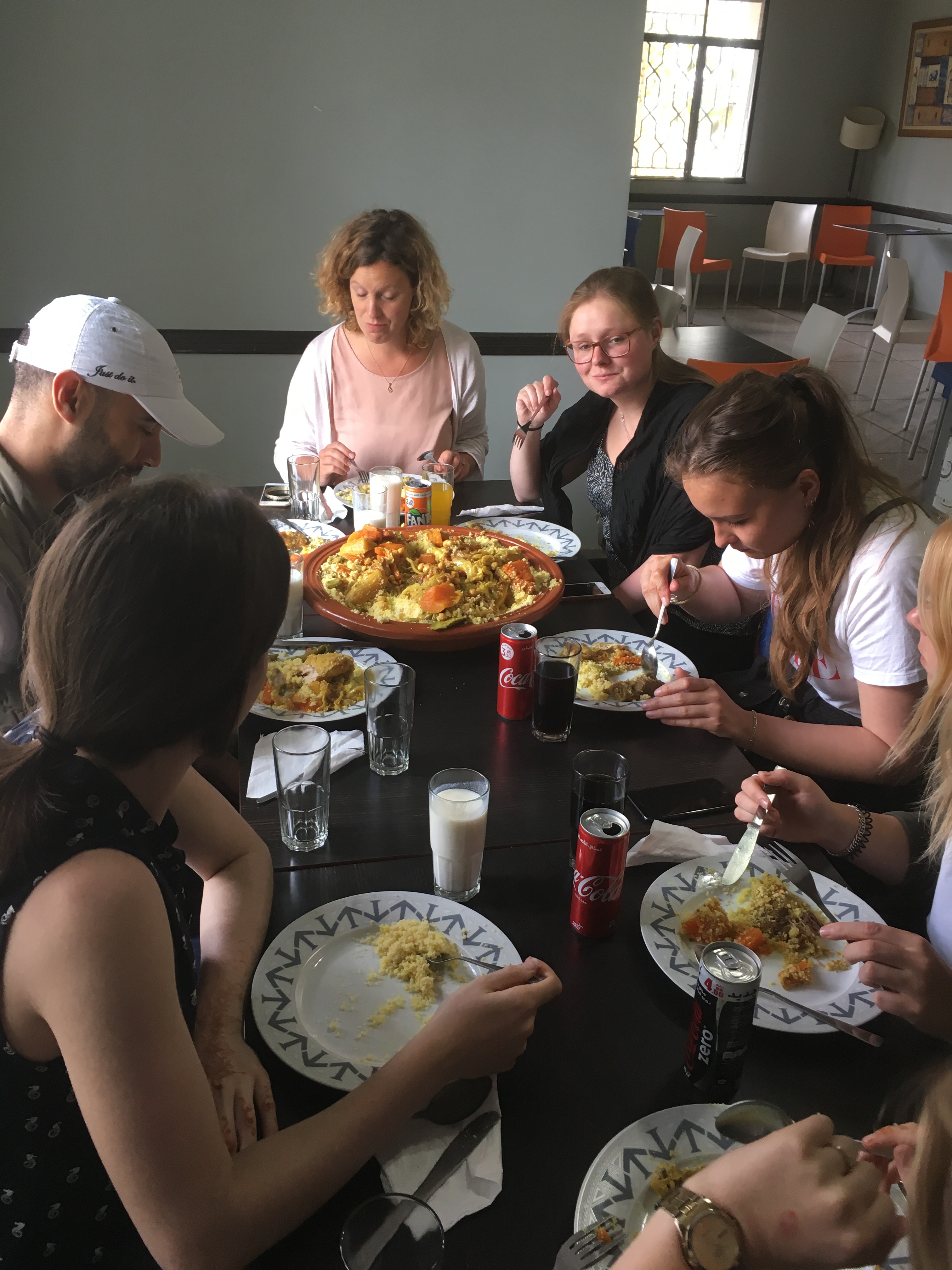 Couscous vrijdag in restaurant van vrouwenproject in Casablanca met Sjoukje Rietbroek