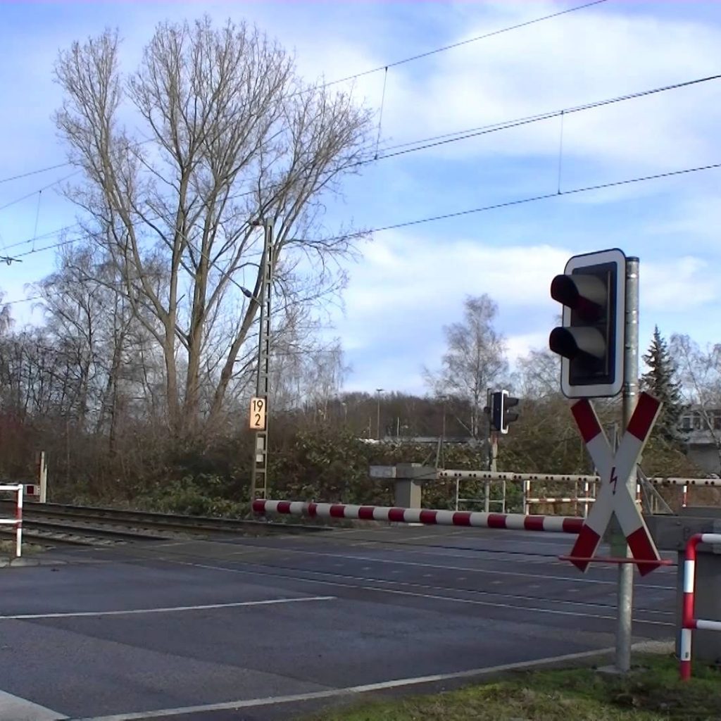 Een bewaakte spoorwegovergang in Duitsland.