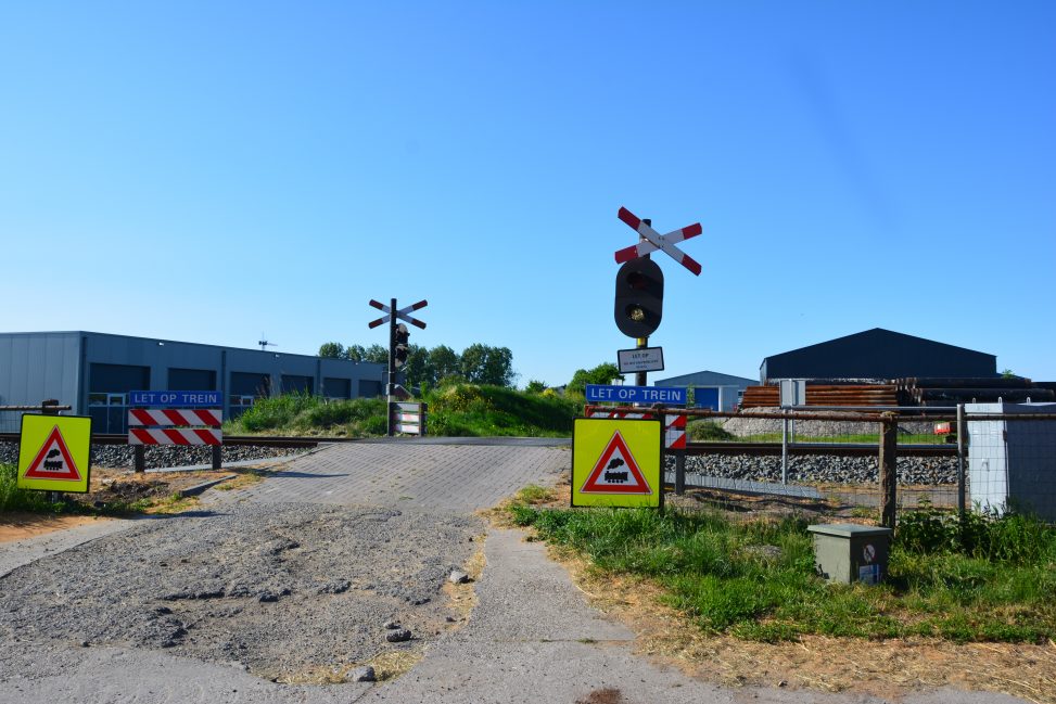 De onbewaakte spoorwegovergang in de Oude Trekweg in Harlingen waar eerder dit jaar twee ongelukken plaatsvonden, waarvan één met dodelijke afloop.